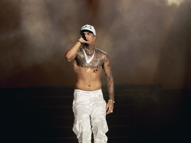 Veigh se destaca com álbum lançado em julho e conquista público com sucesso de crítica e performance