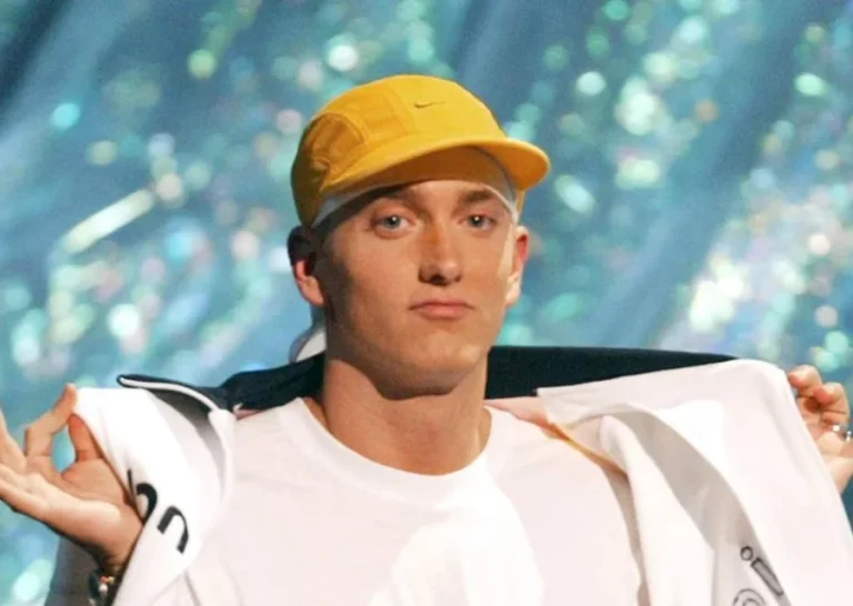 Eminem quebra recorde histórico com “Curtain Call: The Hits” na Billboard 200 Eminem quebra recorde histórico com “Curtain Call: The Hits” na Billboard 200